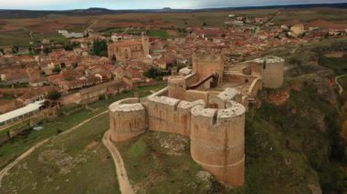 Berlanga del Duero şatosunun bulutlu bir sonbahar gününde şafak vakti hava manzarası..
