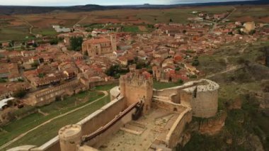 Berlanga del Duero şatosunun ve şehrin geri kalanının bulutlu bir sonbahar gününde hava manzarası.