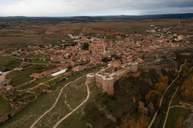 Berlanga del Duero şatosunun ve şehrin geri kalanının bulutlu bir sonbahar gününde hava manzarası.