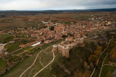 Berlanga del Duero şatosunun ve şehrin geri kalanının bulutlu bir sonbahar gününde hava manzarası.