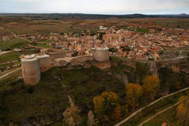 Berlanga del Duero şatosunun ve şehrin geri kalanının bulutlu bir sonbahar gününde hava manzarası.
