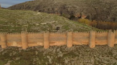 Berlanga de Duero Kalesi 'nin bulutlu bir sonbahar gününde muhteşem bir hava manzarası..