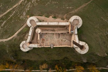 Berlanga del Duero şatosunun bulutlu bir sonbahar gününde şafak vakti hava manzarası..