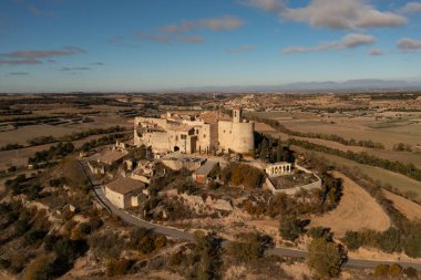 Güneşli bir sabahta İspanya 'nın Lleida kentindeki Montfalco Murallat kentinin hava manzarası.