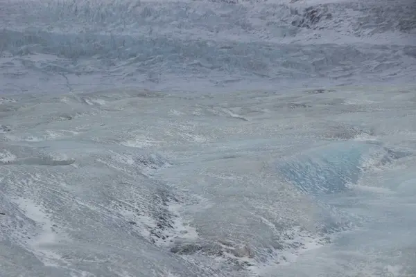 Athabasca Buzulu - Jasper Ulusal Parkı. Jasper Ulusal Parkı 'ndaki Athabasca Buzulu' ndan aşağı soğuk rüzgarlar esiyor..