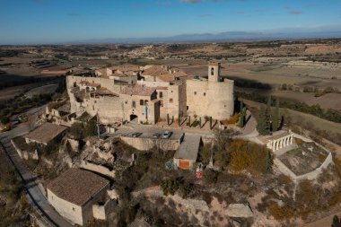 Güneşli bir sabahta İspanya 'nın Lleida kentindeki Montfalco Murallat kentinin hava manzarası.