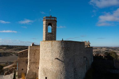 Güneşli bir sabahta İspanya 'nın Lleida kentindeki Montfalco Murallat kentinin hava manzarası.