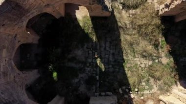 Santa Maria de Vallsanta manastırının havadan görünen kalıntıları, Lleida ilinin Guimera belediyesinde yer almaktadır.