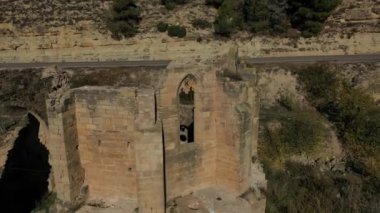 Santa Maria de Vallsanta manastırının havadan görünen kalıntıları, Lleida ilinin Guimera belediyesinde yer almaktadır.