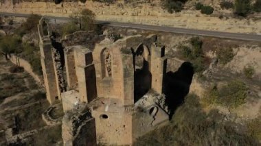 Santa Maria de Vallsanta manastırının havadan görünen kalıntıları, Lleida ilinin Guimera belediyesinde yer almaktadır.
