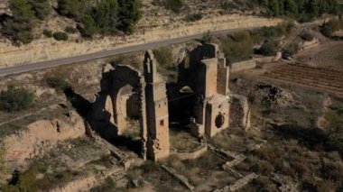 Santa Maria de Vallsanta manastırının havadan görünen kalıntıları, Lleida ilinin Guimera belediyesinde yer almaktadır.