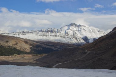 Kanada 'daki Athabasca Buzulundan Kanada Kayalıkları kar yağışı.