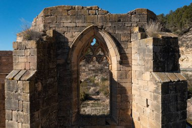 Santa Maria de Vallsanta manastırının havadan görünen kalıntıları, Lleida ilinin Guimera belediyesinde yer almaktadır.