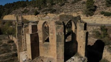 Santa Maria de Vallsanta manastırının havadan görünen kalıntıları, Lleida ilinin Guimera belediyesinde yer almaktadır.