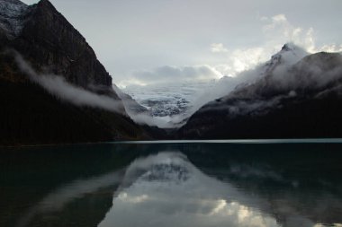 Banff Ulusal Parkı, Alberta, Kanada 'da bulutlu bir günde Louise Gölü Gölü Panoraması