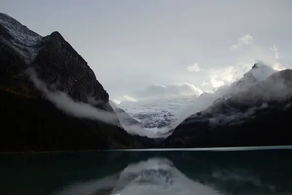 Banff Ulusal Parkı, Alberta, Kanada 'da bulutlu bir günde Louise Gölü Gölü Panoraması