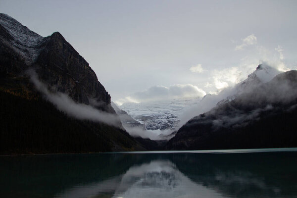 Lago Louise Panorama Lago Montaña Día Nublado Parque Nacional Banff — Foto de Stock