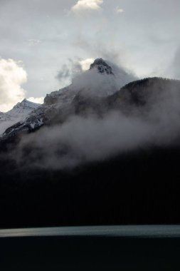 Sonbahar sisli, bulutlu bir günde, Kanada 'daki Fairview Dağı' nın muhteşem manzarası..