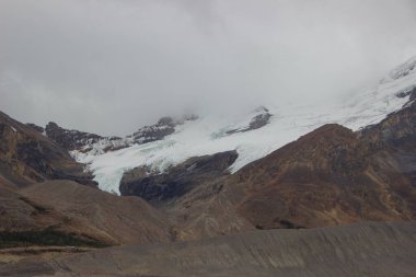 Athabasca Buzulu - Jasper Ulusal Parkı. Jasper Ulusal Parkı 'ndaki Athabasca Buzulu' ndan aşağı soğuk rüzgarlar esiyor..