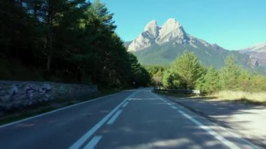 Tamamen güneşli bir sonbahar gününde, bölgesel bir yoldan Pedraforca dağının muhteşem hava manzarası.