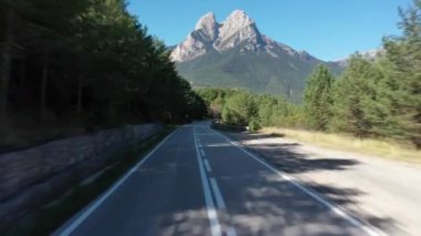 Tamamen güneşli bir sonbahar gününde, bölgesel bir yoldan Pedraforca dağının muhteşem hava manzarası.