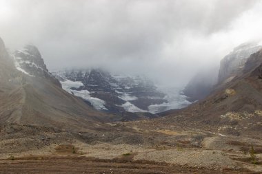 Athabasca Buzulu - Jasper Ulusal Parkı. Jasper Ulusal Parkı 'ndaki Athabasca Buzulu' ndan aşağı soğuk rüzgarlar esiyor..