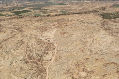 İspanya 'nın Murcia kentindeki Abanilla Çölü veya Mahoya Çölü' nün kurak topraklarının inanılmaz şekillerinin havadan görünüşü.