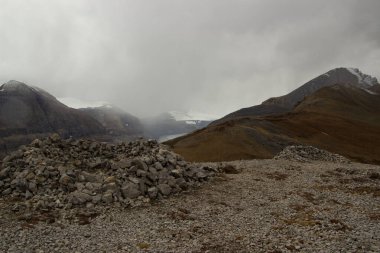 Kanada Kayalıkları 'nda dağın tepesindeki taş sığınak.