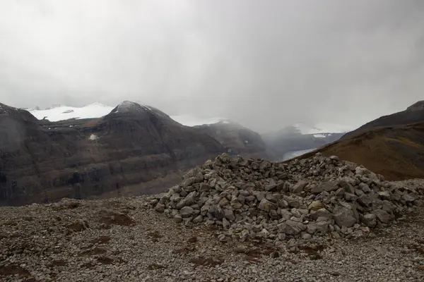 Kanada Kayalıkları 'nda dağın tepesindeki taş sığınak.