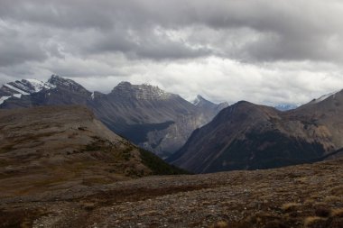 Kanada Kayalıklarında farklı dağları geçmek.