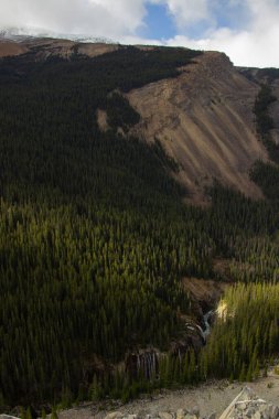 Kanada Kayalıkları 'ndaki Columbia Icefield Hava Yolu' ndan dağların ve şelalelerin manzarası.