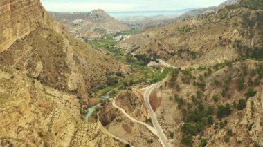 Ojos rezervuarından Ricote Vadisi 'nin bir kısmının havadan görünüşü, meyve bahçesi ve palmiye ağaçları, Murcia bölgesi, İspanya