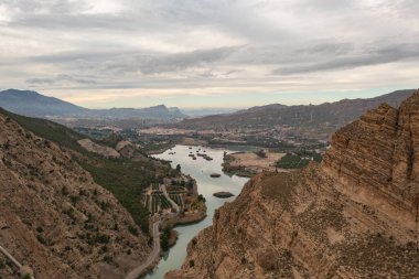 Murcia 'nın Blanco bölgesindeki Ojos' lu Azud olarak da bilinen Ojos rezervuarının havadan görünüşü. İspanya