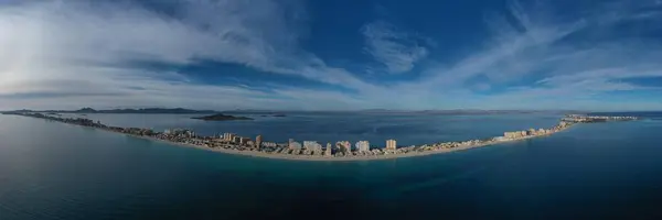 İspanya Murcia Bölgesi, La Manga del Mar Menor 'un panoramik hava görüntüsü.