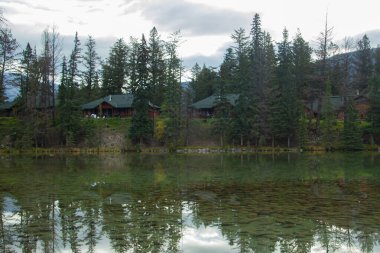 Güzel ahşap kulübeler Beauvert Gölü, Jasper, Kanada.