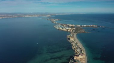 İspanya Murcia Bölgesi, La Manga del Mar Menor 'un hava manzarası.