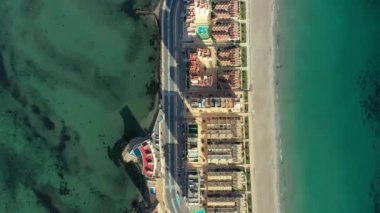 La Manga del Mar Menor kentsel manzarası, kesişen yol ve Mar Menor ile Akdeniz arasındaki su farkı