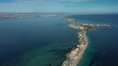 İspanya Murcia Bölgesi, La Manga del Mar Menor 'un hava manzarası.