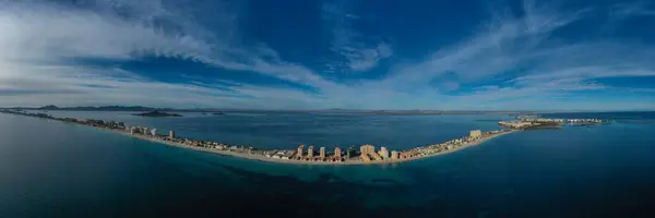 İspanya Murcia Bölgesi, La Manga del Mar Menor 'un panoramik hava görüntüsü.