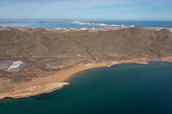 Calblanque ve Akdeniz sahillerinin havadan görünüşü, arka planda Rassal Tuz Düzlükleri ile yol kenarında.
