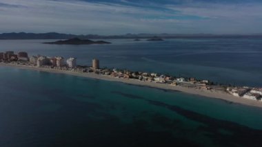 İspanya Murcia Bölgesi, La Manga del Mar Menor 'un hava manzarası.