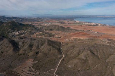 Calblanque bölge parkının havadan görünüşü ve Murcia, İspanya 'daki plajlarına giden yol.