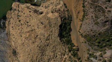 İspanya 'nın Cabo de Palos Murcia kentindeki turkuaz suları ve büyük kayaları ile Cala Dorada' nın küçük kumsalının güzel hava manzarası.