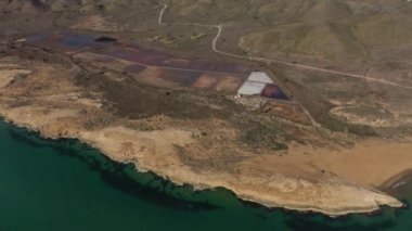 Calblanque ve Akdeniz sahillerinin havadan görünüşü, arka planda Rassal Tuz Düzlükleri ile yol kenarında.