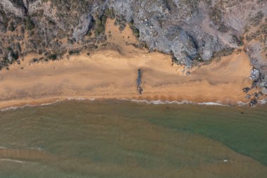 Calblanque ve Akdeniz 'in kayalarla dolu plajlarının havadan görünüşü.