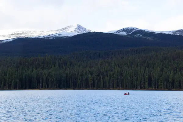 Jasper Ulusal Parkı 'ndaki Maligne Gölü' nde ziyaretçiler kayak yapıyor.