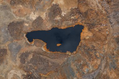 İspanya 'nın Murcia bölgesinde, Cartagena eyaletinde, La Union Madencilik Parkı manzarası ve Kızıl Göl adı verilen ocher renkli su gölü.