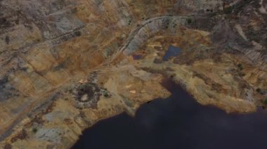 İspanya 'nın Murcia bölgesinde, Cartagena eyaletinde, La Union Madencilik Parkı manzarası ve Kızıl Göl adı verilen ocher renkli su gölü.