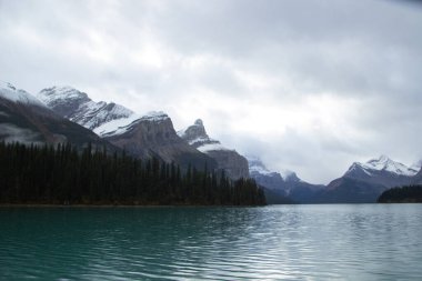 Maligne Gölü 'nden Sonbaharda karla dolu Maligne Dağı, Jasper, Kanada.