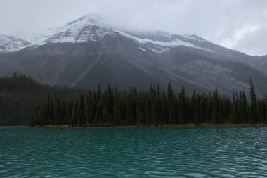 Maligne Gölü 'nden Sonbaharda karla dolu Maligne Dağı, Jasper, Kanada.